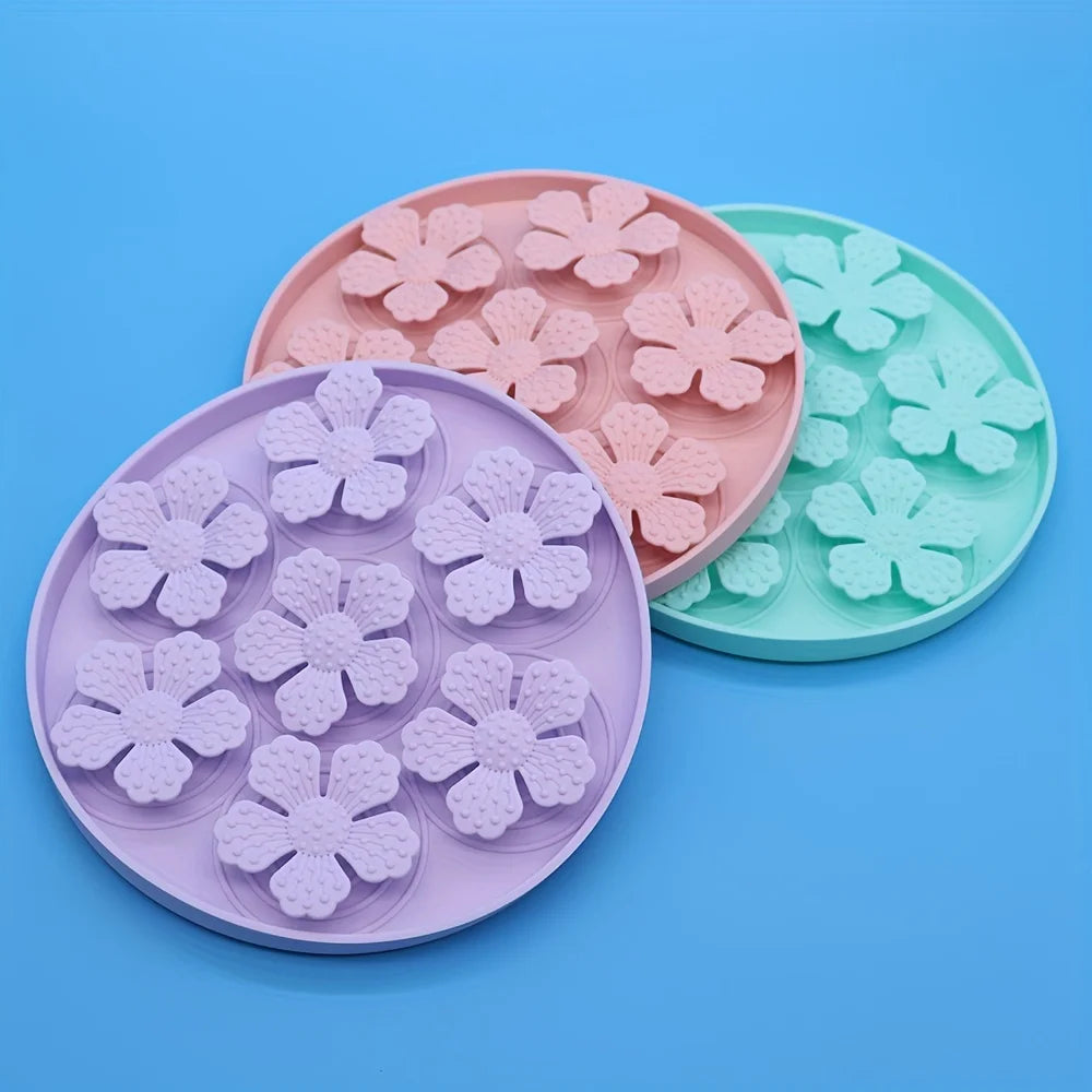 Raised silicone ridges that encourage slower eating